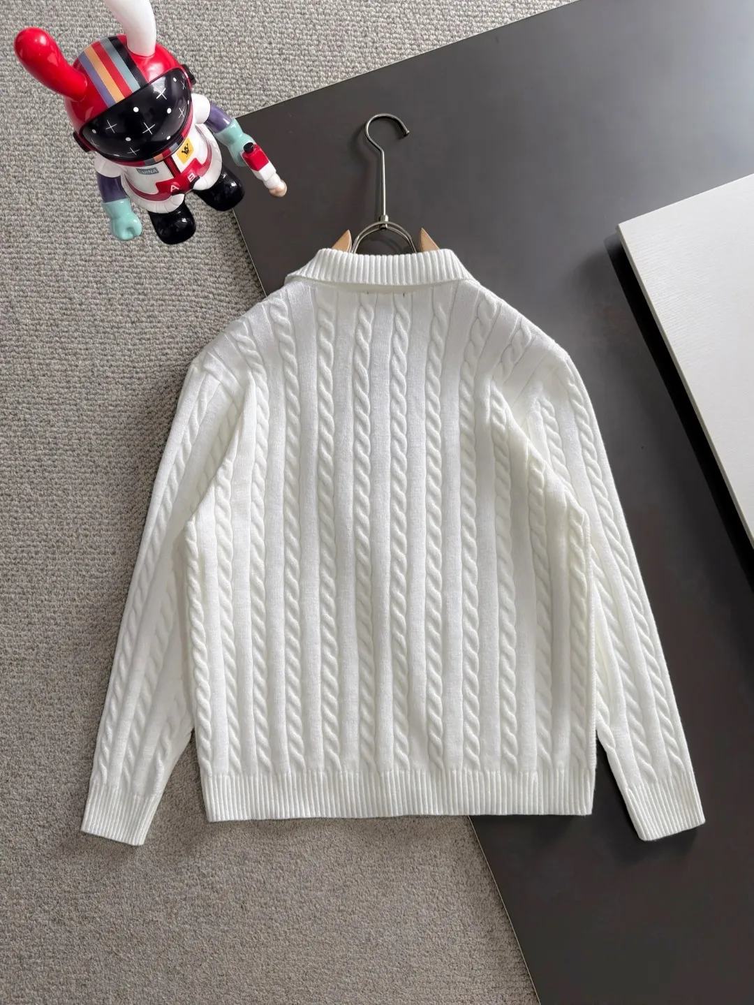 Next day shipping P195 Balenciaga high quality 2026 autumn and winter official website latest sweater, on sale at the same time at the counter Hot Sale! Specially made of wool blended fabric. It feels comfortable and can be directly in contact with the skin. The logo badge is exquisitely embroidered, which is extremely eye-catching! The details highlight the fashionable charm of big brands. Exquisite workmanship. Three-dimensional cutting style. The wearing effect is invincible and handsome! All three standards are complete! Sizes:M-3XL